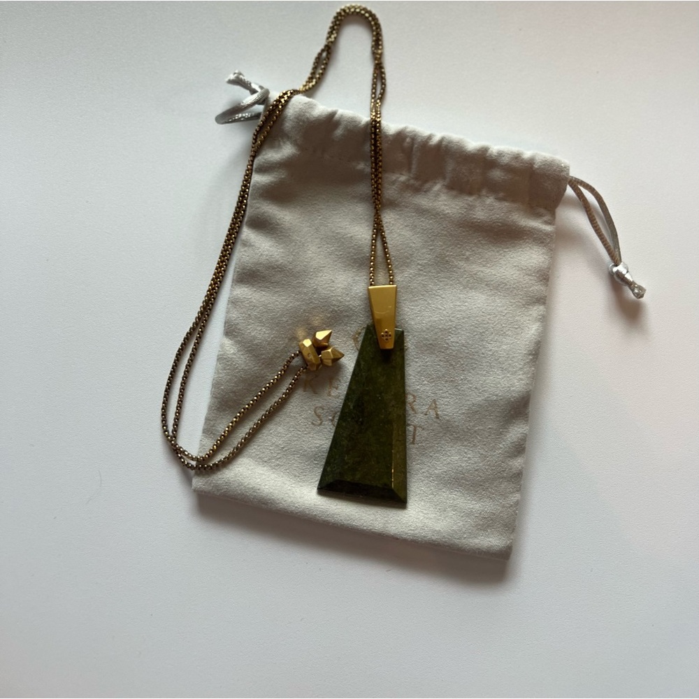 Green Kendra Scott necklace